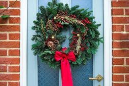 22-christmas-wreath-ideas-that-make-your-door-charming-2020