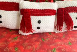 easy-snowman-crochet-christmas-pillow-free-pattern