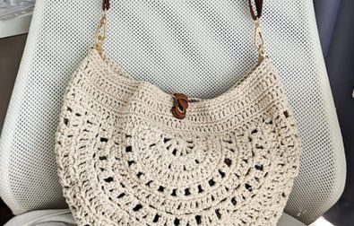 lacy-semicircle-crochet-shoulder-bag-free-pattern