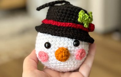 snowman-crochet-xmas-baubles-free-pattern