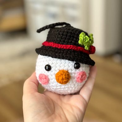 snowman-crochet-xmas-baubles-free-pattern