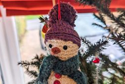 tiny-crochet-snowman-ornament-free-pattern