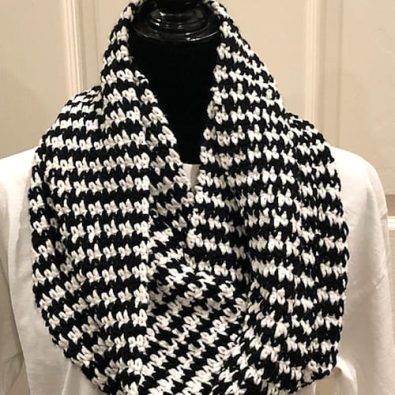 houndstooth-crocheted-infinity-scarf-free-pattern