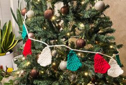 triangle-crochet-christmas-tree-ornaments-free-pattern