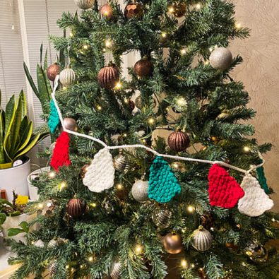 triangle-crochet-christmas-tree-ornaments-free-pattern