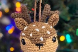 free-reindeer-crochet-christmas-bauble-pattern